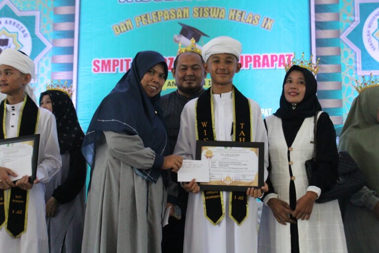 Wisuda Tahfidz & Pelepasan Siswa/i Kelas IX Angkatan IX SMPIT Arrozaq Rantauprapat